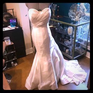 BRAND NEW Jasmine Haute Couture  (12 US = 8 / 10)